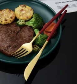 Merkloos Bestekset - 24 Delig Bestekset - 6 Personen - Rood/Goud - Tafellepels/Tafelmessen/Tafelvorken/Koffielepels - Roestvrij Staal -Home-Keuken 1104x1200