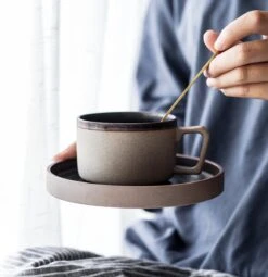 House Of Husk® Keramieke Kop En Schotel Set - Koffiekopjes - Theemokken - Koffiemokken - 250 Ml - Bruin Aardewerk 11 House Of Husk® Keramieke Kop En Schotel Set - Koffiekopjes - Theemokken - Koffiemokken - 250 Ml - Bruin Aardewerk -Home-Keuken 1161x1200 5