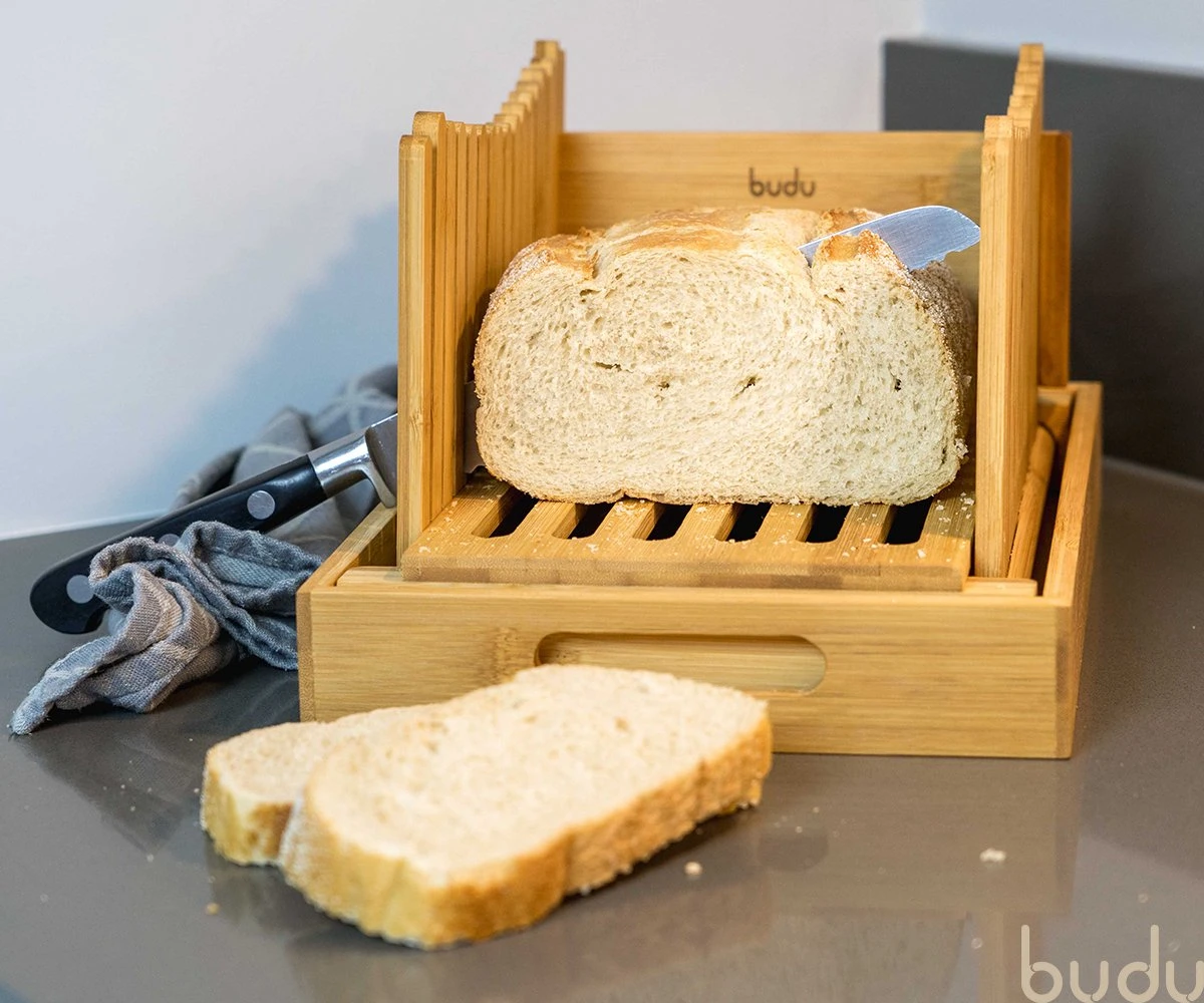 Budu Broodsnijder Bamboe – Broodsnijder Hulpmiddel - Broodplank Hout – Broodsnijplank Met Opvangbak - Bamboe - 30x20cm 4 Budu Broodsnijder Bamboe – Broodsnijder Hulpmiddel - Broodplank Hout – Broodsnijplank Met Opvangbak - Bamboe - 30x20cm - Afbeelding 2