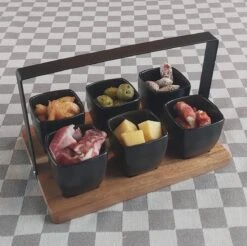 Mica Decorations - Luxe Tapas Set - 6 Zwarte Tapas Schaaltjes Op Houten Tapasplank - Servies - Borrelplank Olijfhout 8 Mica Decorations - Luxe Tapas Set - 6 Zwarte Tapas Schaaltjes Op Houten Tapasplank - Servies - Borrelplank Olijfhout -Home-Keuken 1200x1197 17