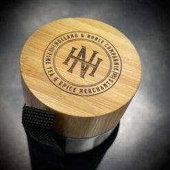 Holland & Noble - Thermo Theefles Met Zeef - 400 Ml Borosilicate Glas Dubbelwandig - Thee-infuser Met Bamboe Schroefdop Aan Beide Zijdes En Roestvrijstalen Zeef - Inclusief Neopreen Hoes -Home-Keuken 1200x1200 1234