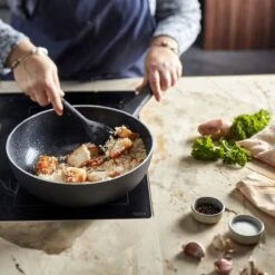 Demeyere Alu Classico 3 Wokpan – Inductie – Ceraforce Keramische Antikleeflaag – 28 Cm – PTFE En PFAS Vrij -Home-Keuken 1200x1200 127