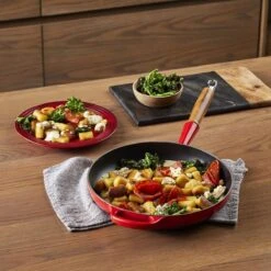 Le Creuset Koekenpan Signature Kersenrood - ø 28 Cm / 2.6 Liter - Geëmailleerde Anti-aanbaklaag -Home-Keuken 1200x1200 150