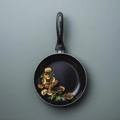 VitaVerde Expert Koekenpannenset Ø 24cm + Ø 28cm - Zwart - Inductie - PFAS-vrij 21 VitaVerde Expert Koekenpannenset Ø 24cm + Ø 28cm - Zwart - Inductie - PFAS-vrij -Home-Keuken 1200x1200 156