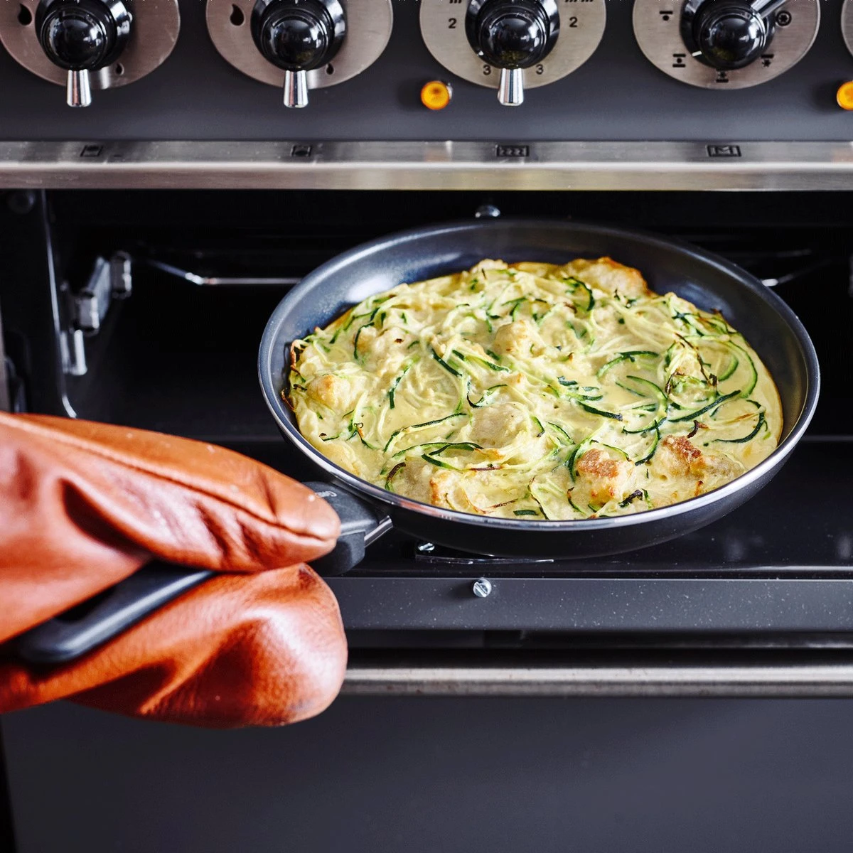 GreenPan Cambridge Kookpan Met Deksel 24cm - Zwart - Inductie - PFAS-vrij 6 GreenPan Cambridge Kookpan Met Deksel 24cm - Zwart - Inductie - PFAS-vrij - Afbeelding 4