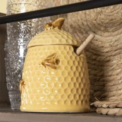 Clayre & Eef Honingpot Met Lepel Ø 11x14 Cm Geel Keramiek Rond Bijen Voorraadpot Deksel Bewaarpot Opbergpot -Home-Keuken 1200x1200 739