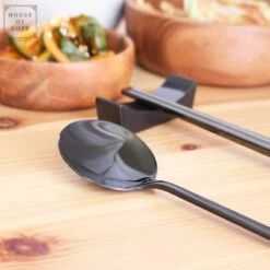 House Of Husk 1 Persoons Chopstick Set - 1 Paar Metalen Koreaanse Eetstokjes - Inclusief Eetlepel En Houder - RVS - Metaal - Eetstokjes - Koreaans - Vaatwasserbestendig - Sushi Chopsticks - Noodles - Zwart -Home-Keuken 1200x1200 858