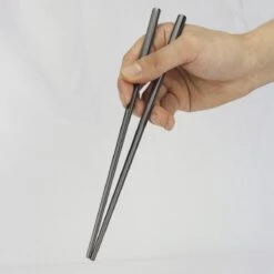 House Of Husk 1 Persoons Chopstick Set - 1 Paar Metalen Koreaanse Eetstokjes - Inclusief Eetlepel En Houder - RVS - Metaal - Eetstokjes - Koreaans - Vaatwasserbestendig - Sushi Chopsticks - Noodles - Zwart -Home-Keuken 1200x1200 859