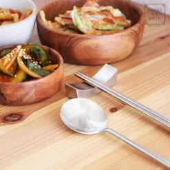 House Of Husk 1 Persoons Chopstick Lepel Set - 1 Paar Metalen Koreaanse Eetstokjes - Inclusief Eetlepel En Houder - RVS - Metaal - Eetstokjes - Koreaans - Vaatwasserbestendig - Sushi Chopsticks - Noodles - Zilver -Home-Keuken 1200x1200 869