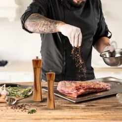 Peper En Zoutmolen Set - 22CM - Pepermolen - Zoutmolen - 2 Stuks - Acacia Hout - Instelbare Maalgraad - Duurzaam - Luxe Kwaliteit - Hervulbaar - Barbecue - BBQ Accesoires - Zout Peper Kruiden - Sinterklaas - Kerst -Home-Keuken 1200x1200 994