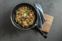 Sola Hapjespan Stonehenge - Ø 28 Cm - Zwart/wit - Aluminium - Antiaanbaklaag 13 Sola Hapjespan Stonehenge - Ø 28 Cm - Zwart/wit - Aluminium - Antiaanbaklaag -Home-Keuken 1200x799 39