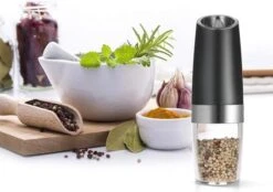 RSQUAD® - Elektrische Zout Pepermolen - 1x Automatische Peper Zoutmolen - Kruidenmolen - Met Blauw LED Licht - Zwart 19 RSQUAD® - Elektrische Zout Pepermolen - 1x Automatische Peper Zoutmolen - Kruidenmolen - Met Blauw LED Licht - Zwart -Home-Keuken 1200x844 3