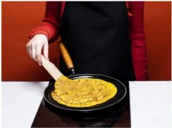 Staub Flensjespan - Houten Steel - 28 Cm - Zwart 11 Staub Flensjespan - Houten Steel - 28 Cm - Zwart -Home-Keuken 1200x899 3