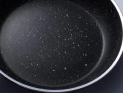 Sola Hapjespan Stonehenge - Ø 28 Cm - Zwart/wit - Aluminium - Antiaanbaklaag 11 Sola Hapjespan Stonehenge - Ø 28 Cm - Zwart/wit - Aluminium - Antiaanbaklaag -Home-Keuken 1200x906 13