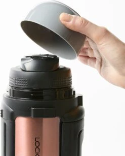 Lock&Lock Thermoskan - Isoleerkan - Thee En Koffie - Lekvrij - 1,5 Liter - RVS - Inklapbaar Handvat - Koper Roze -Home-Keuken 967x1200